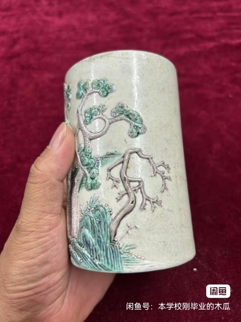 古玩陶瓷素三彩貼塑馬上封侯圖筆筒真品鑒賞圖