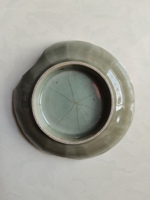 古玩陶瓷龍泉青瓷刻仰蓮紋盤真品鑒賞圖