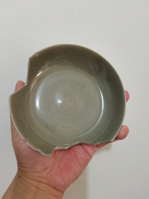 古玩陶瓷龍泉青瓷刻仰蓮紋盤真品鑒賞圖