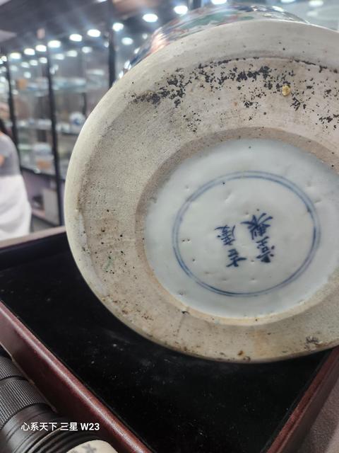 古玩陶瓷青花五彩松鼠葡萄紋將軍罐真品鑒賞圖