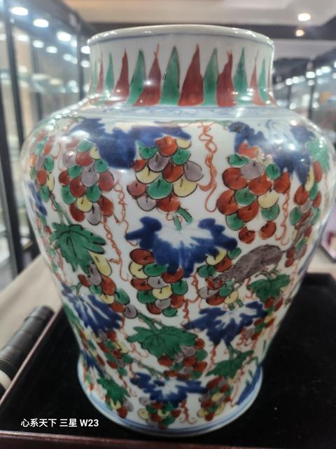 古玩陶瓷青花五彩松鼠葡萄紋將軍罐真品鑒賞圖