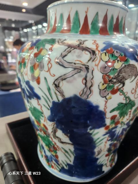 古玩陶瓷青花五彩松鼠葡萄紋將軍罐真品鑒賞圖