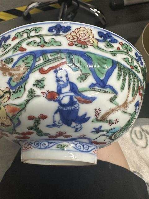 古玩陶瓷明萬歷 五彩人物紋碗真品鑒賞圖