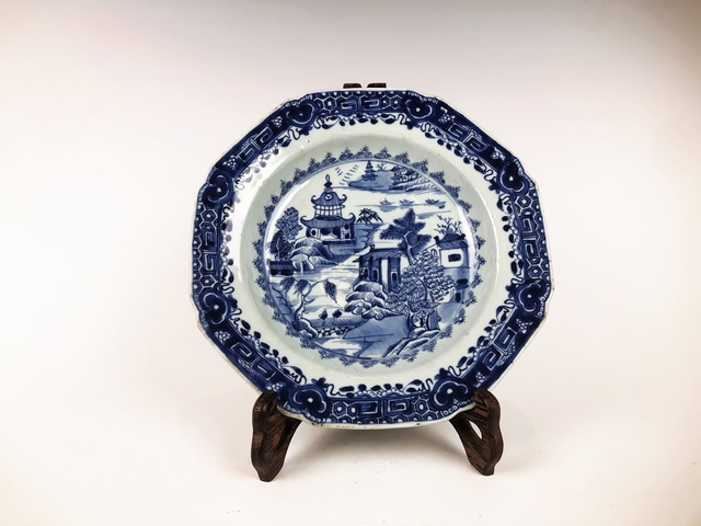 古玩陶瓷清乾隆·青花山水樓閣八方盤拍賣,當前價格0元