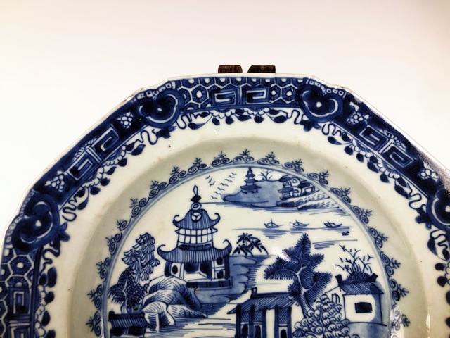 古玩陶瓷清乾隆·青花山水樓閣八方盤拍賣,當前價格0元