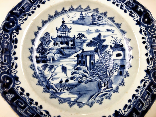 古玩陶瓷清乾隆·青花山水樓閣八方盤拍賣,當前價格0元