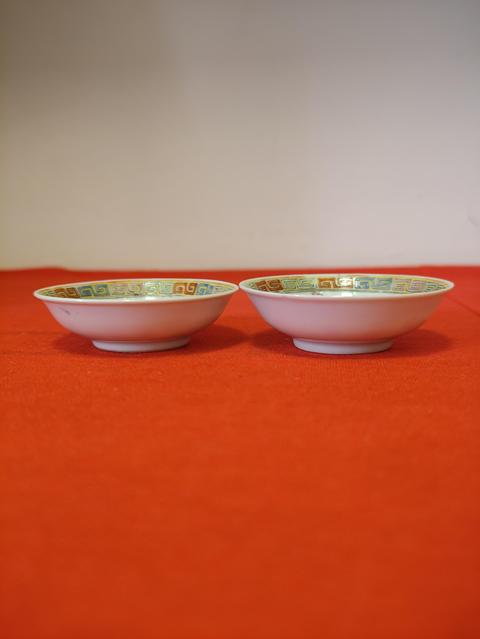 古玩陶瓷粉彩云龍紋盤真品鑒賞圖
