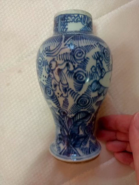 古玩陶瓷青花嬰戲紋線描雞腿蓋瓶真品鑒賞圖