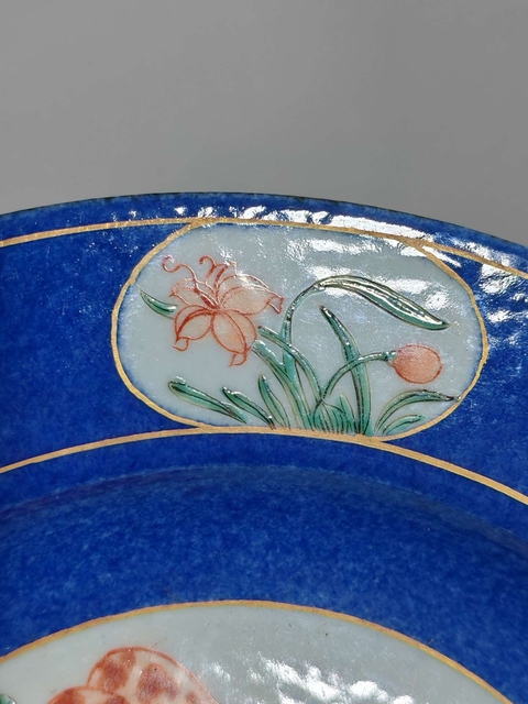 古玩陶瓷灑藍開光五彩花鳥紋盤真品鑒賞圖