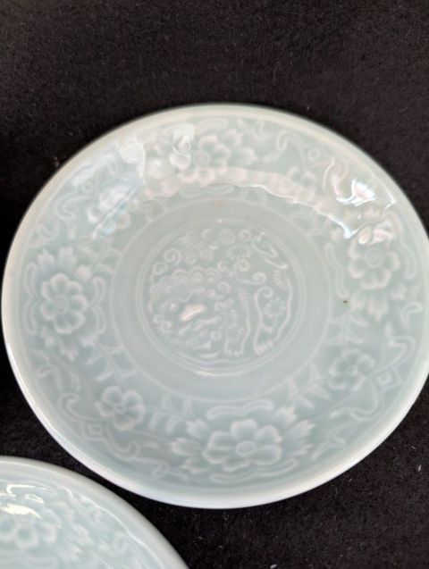 古玩陶瓷豆青釉印花盤真品鑒賞圖