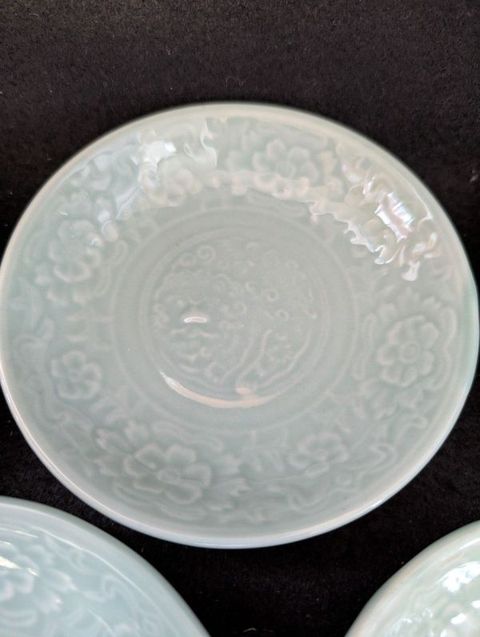 古玩陶瓷豆青釉印花盤真品鑒賞圖