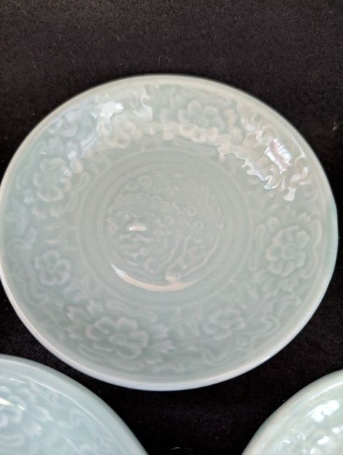 古玩陶瓷豆青釉印花盤真品鑒賞圖