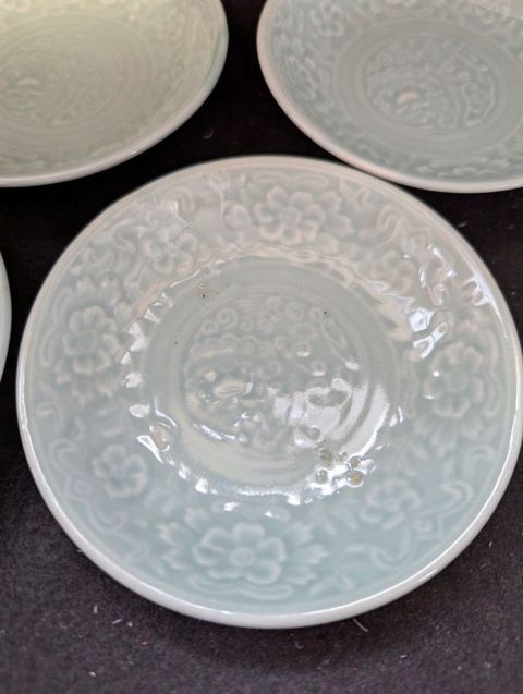 古玩陶瓷豆青釉印花盤真品鑒賞圖
