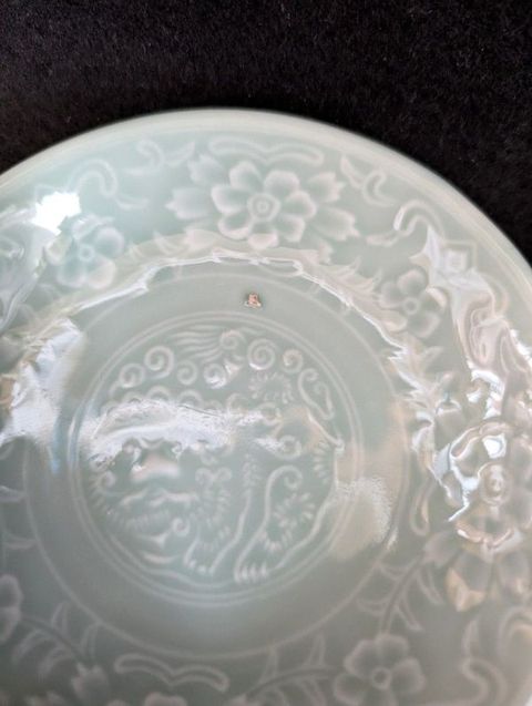 古玩陶瓷豆青釉印花盤真品鑒賞圖