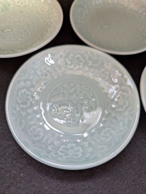 古玩陶瓷豆青釉印花盤真品鑒賞圖