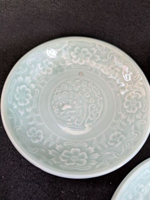 古玩陶瓷豆青釉印花盤真品鑒賞圖