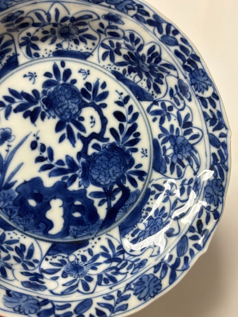 古玩陶瓷花卉紋青花盤真品鑒賞圖