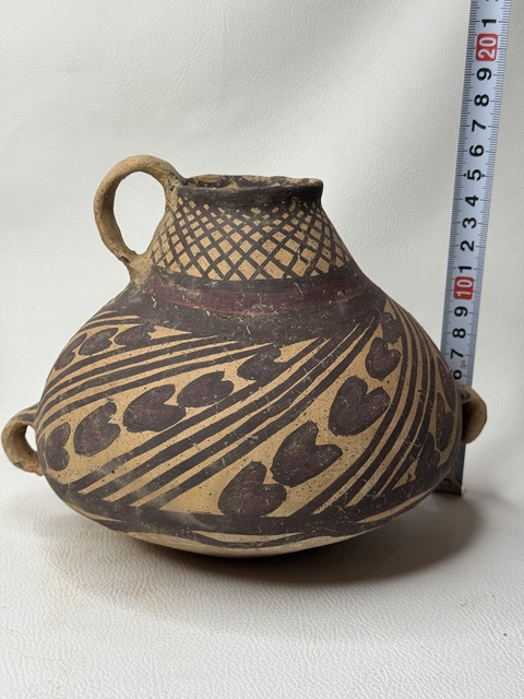 古玩陶瓷馬家窯·馬廠類型網格條紋三耳壺真品鑒賞圖