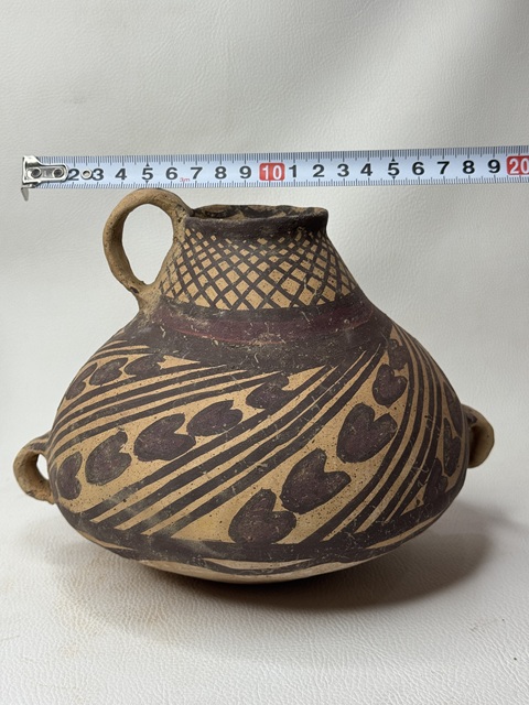古玩陶瓷馬家窯·馬廠類型網格條紋三耳壺真品鑒賞圖
