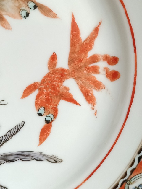 古玩陶瓷礬紅墨彩金魚紋盤真品鑒賞圖