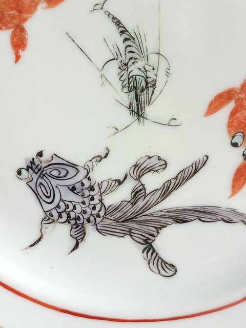 古玩陶瓷礬紅墨彩金魚紋盤真品鑒賞圖