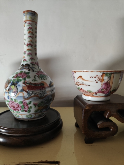 古玩陶瓷廣彩長頸瓶真品鑒賞圖