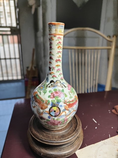 古玩陶瓷廣彩長頸瓶真品鑒賞圖