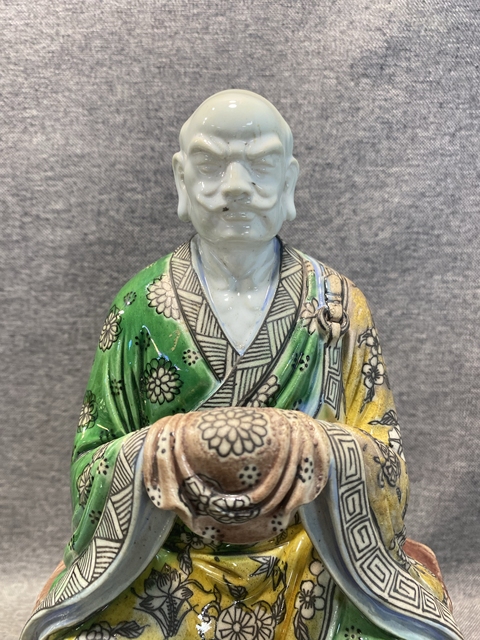 古玩陶瓷舉缽素三彩羅漢真品鑒賞圖