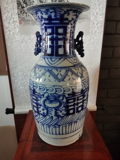 古玩陶瓷纏枝花囍字紋青花瓶真品鑒賞圖