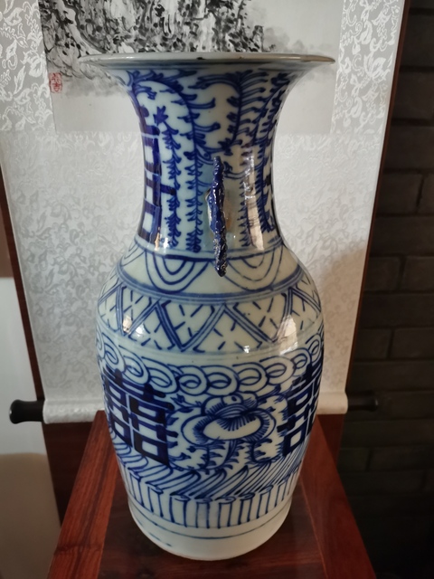 古玩陶瓷纏枝花囍字紋青花瓶真品鑒賞圖