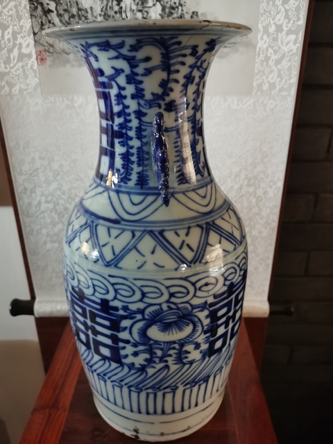 古玩陶瓷纏枝花囍字紋青花瓶真品鑒賞圖