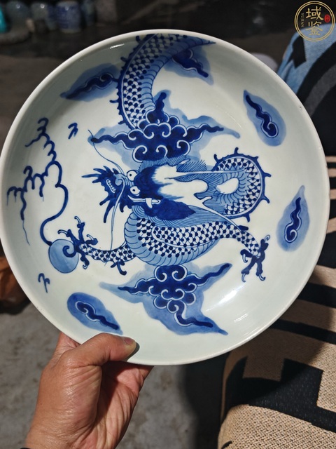古玩陶瓷過墻龍紋青花盤真品鑒賞圖