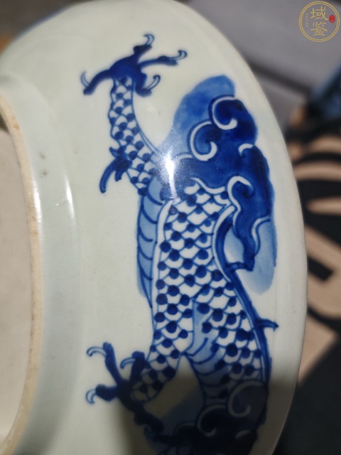 古玩陶瓷過墻龍紋青花盤真品鑒賞圖