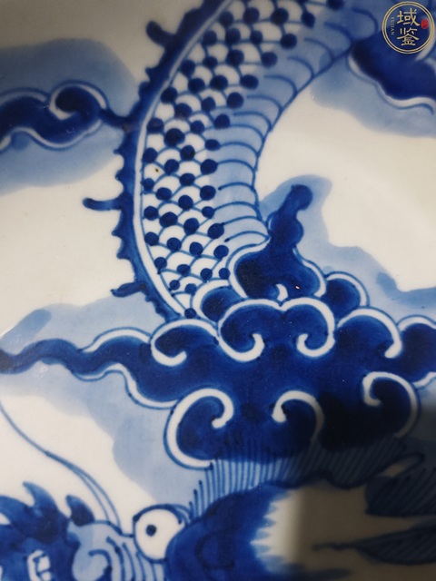 古玩陶瓷過墻龍紋青花盤真品鑒賞圖