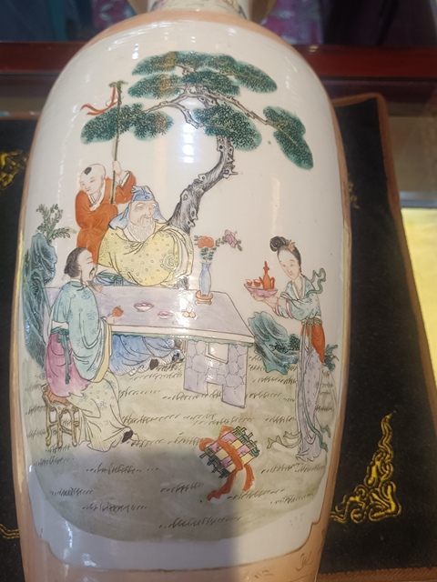 古玩陶瓷清晚期 粉彩人物紋瓶真品鑒賞圖