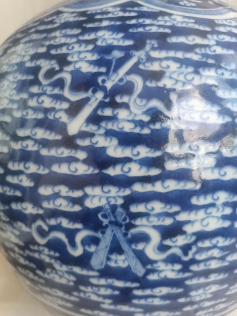 古玩陶瓷暗八仙天球瓶真品鑒賞圖