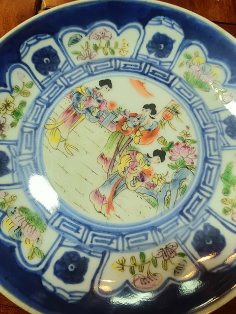 古玩陶瓷青花開窗粉彩仕女人物紋盤真品鑒賞圖