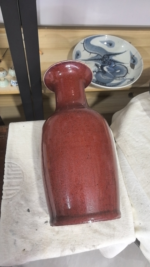 古玩陶瓷紅釉大瓶真品鑒賞圖