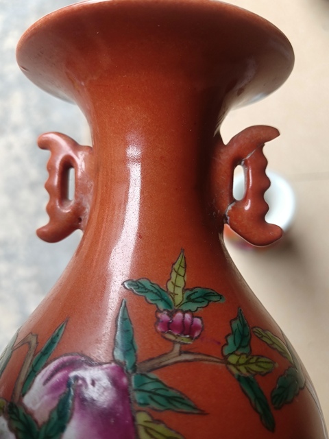 古玩陶瓷珊瑚紅加粉彩壽桃紋瓶真品鑒賞圖