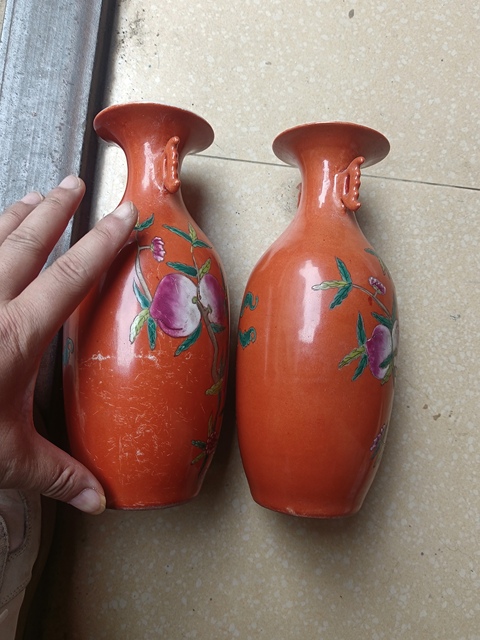 古玩陶瓷珊瑚紅加粉彩壽桃紋瓶真品鑒賞圖