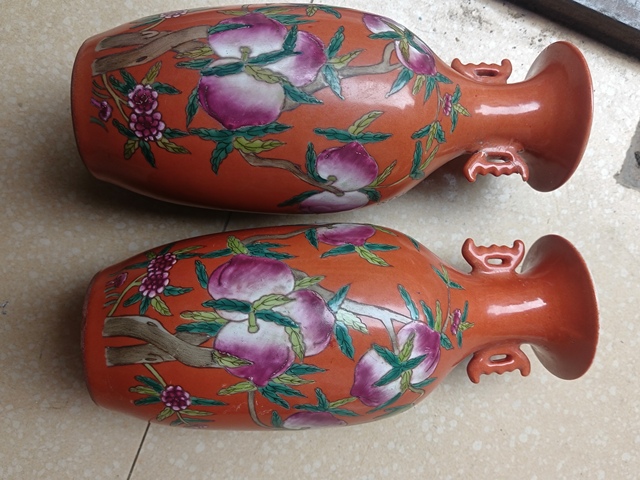 古玩陶瓷珊瑚紅加粉彩壽桃紋瓶真品鑒賞圖