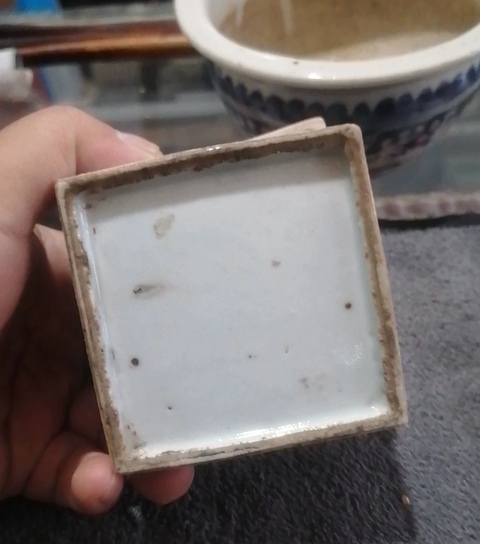 古玩陶瓷青花淡描蝠紋四方印盒真品鑒賞圖