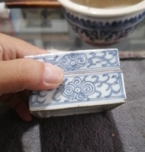 古玩陶瓷青花淡描蝠紋四方印盒真品鑒賞圖
