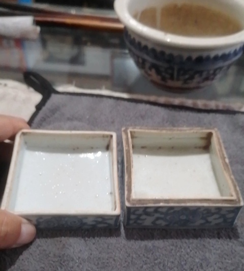 古玩陶瓷青花淡描蝠紋四方印盒真品鑒賞圖