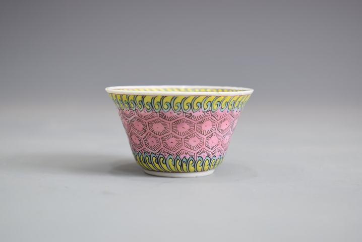 古玩陶瓷清雍正粉彩錦地花卉紋杯拍賣，當前價格600元