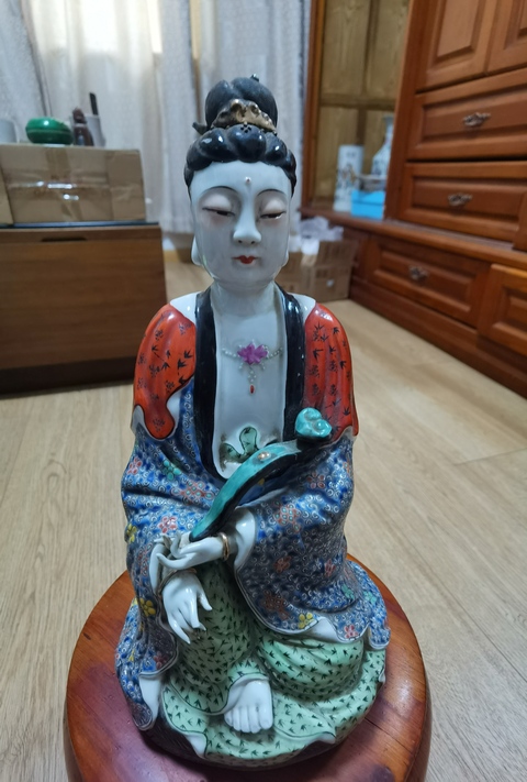 古玩陶瓷粉彩觀音菩薩造像真品鑒賞圖