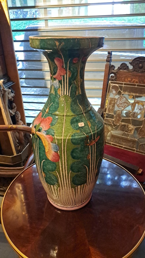 古玩陶瓷粉彩白菜蝴蝶紋瓶真品鑒賞圖