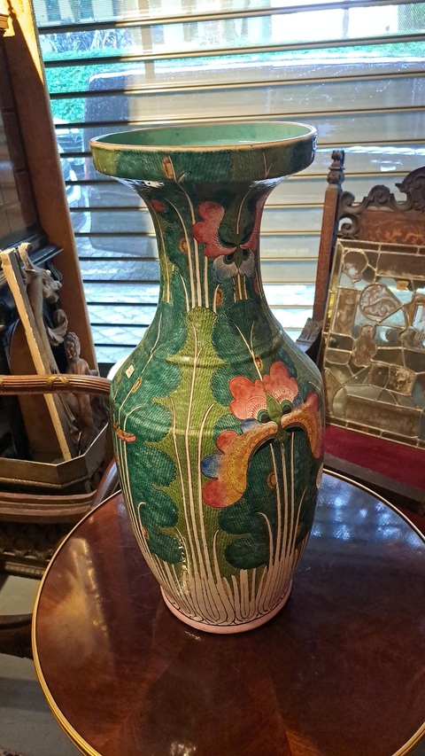 古玩陶瓷粉彩白菜蝴蝶紋瓶真品鑒賞圖