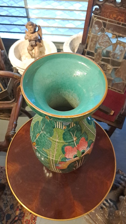 古玩陶瓷粉彩白菜蝴蝶紋瓶真品鑒賞圖