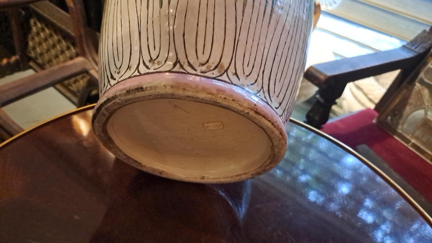 古玩陶瓷粉彩白菜蝴蝶紋瓶真品鑒賞圖